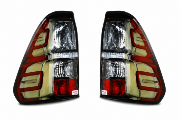 FARO TRASERO HILUX 16/20 FUME (NEGRO/ROJO)  TIPO KOITO  IZQUIERDO